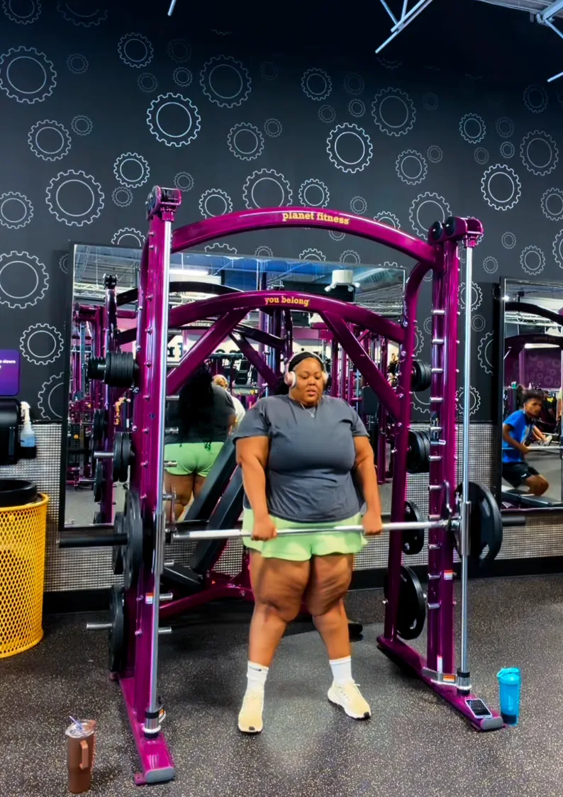 Guava Fitness client strength training with a barbell